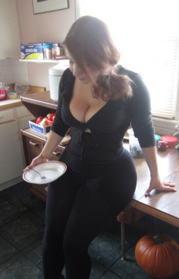 Итальянская женщина с большими сиськами показывает как она развлекается на рабочем месте